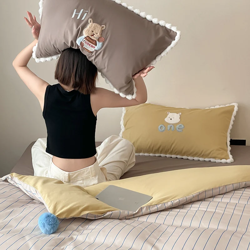 Kinder-Bettgarnitur mit Teddybär-Stickerei, Pompon-Einfassung und Wendedecke