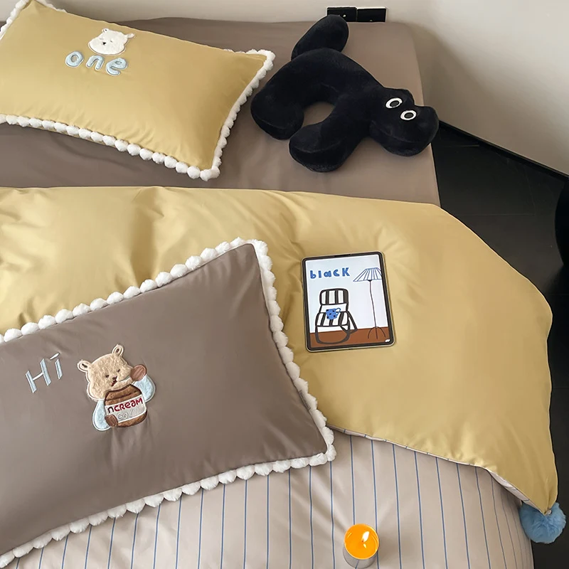 Kinder-Bettgarnitur mit Teddybär-Stickerei, Pompon-Einfassung und Wendedecke
