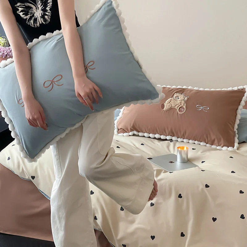 Kinder-Bettgarnitur mit Teddybär-Stickerei, Pompon-Einfassung und Wendedecke