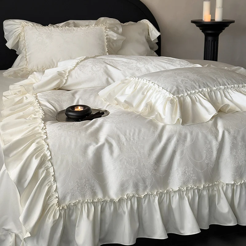 Jacquard-Satin Bettwäschegarnitur mit Volantrand und dekorativen Rüschenkissen