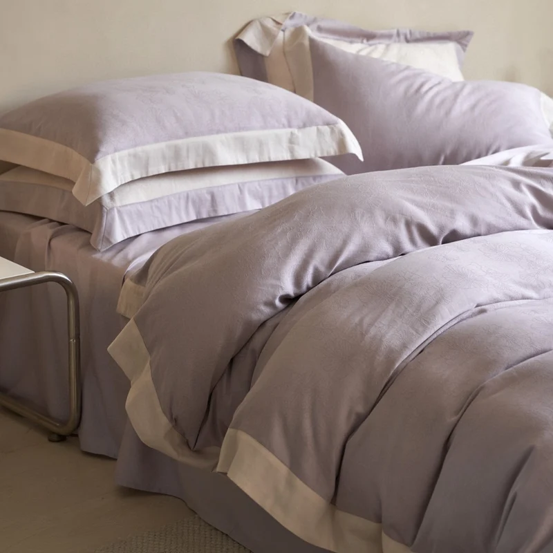 Hochwertiges Bettwäsche-Set aus Baumwollsatin mit Jacquard-Blütenrelief und kontrastierter Saumverarbeitung