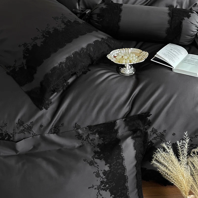 Glänzende Satin-Bettgarnitur mit feiner Spitzenapplikation und floraler Reliefstickerei