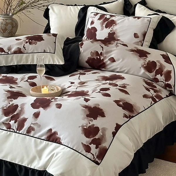 Luxus-Bettbezuggarnitur aus Baumwollsatin mit abstraktem Aquarellblüten-Print und kontrastvolant
