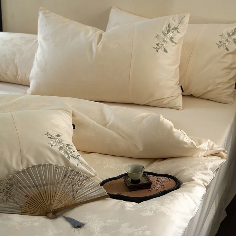 Luxuriöses Satin-Bettwäsche-Set mit zarter Blumenstickerei