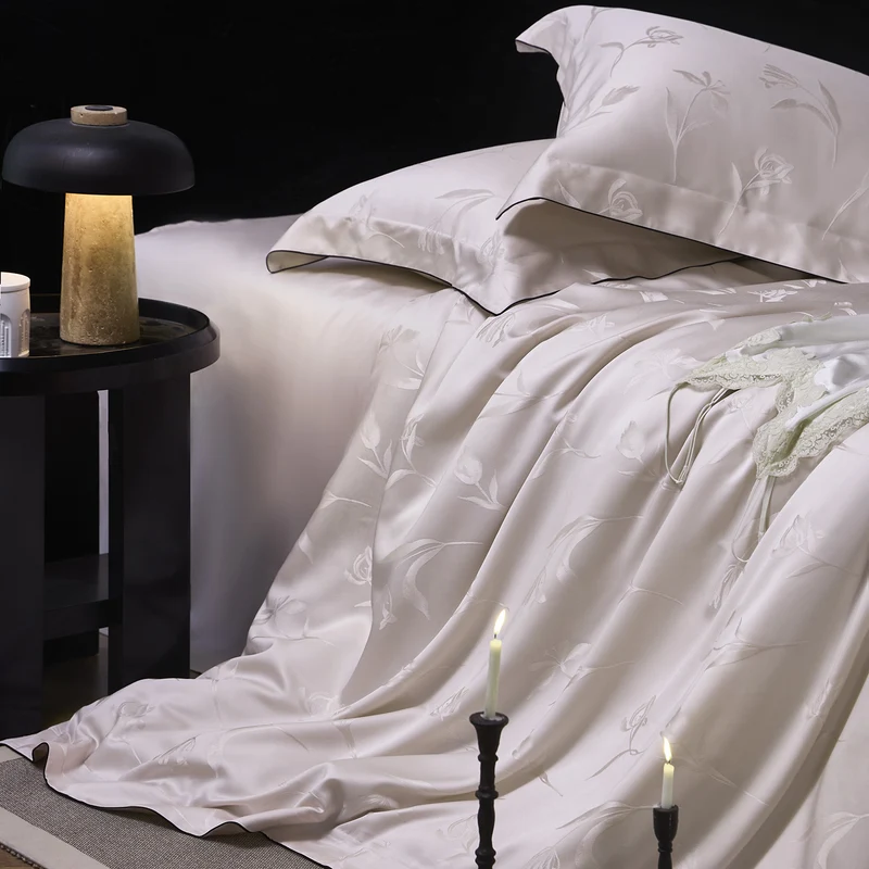 Luxuriöse Satin-Jacquard-Bettwäschegarnitur mit feiner Paspel