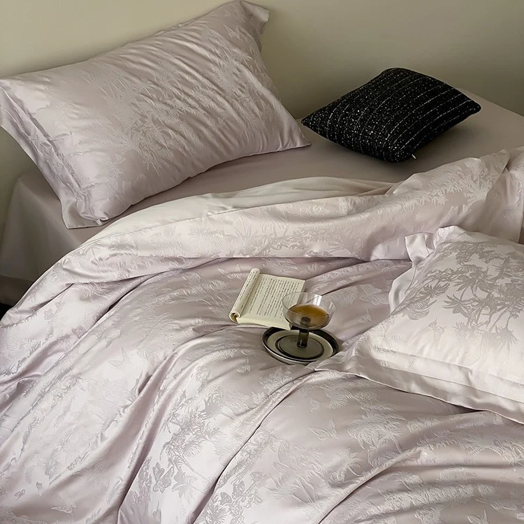 Luxuriöse Bettwäsche-Garnitur aus Jacquard-Satin mit floralem Reliefmuster