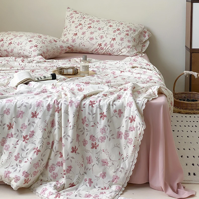 Leichtes Baumwoll-Gauze-Bettwäsche-Set mit feinem Streifen- und Blumenmuster sowie Spitzenkante