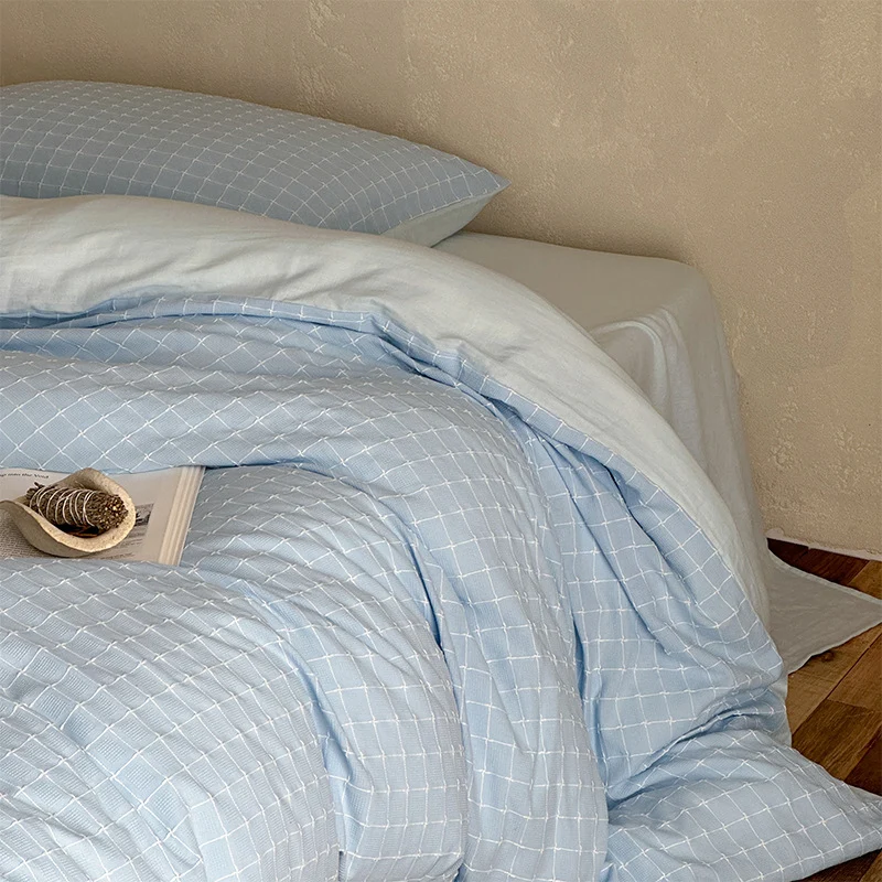 Bettwäsche-Garnitur aus Baumwoll-Perkal mit feinem Karomuster und gesteppter Decke