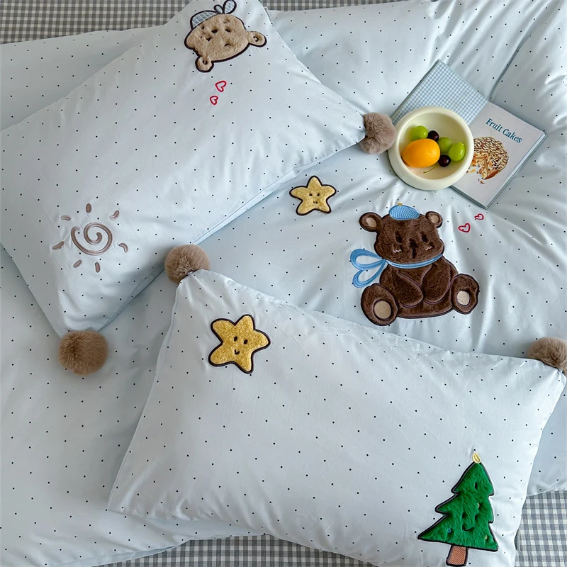 Kinder-Bettwäschegarnitur aus Baumwollsatin mit 3D-Teddy-Applikationen und Bommel-Ecken