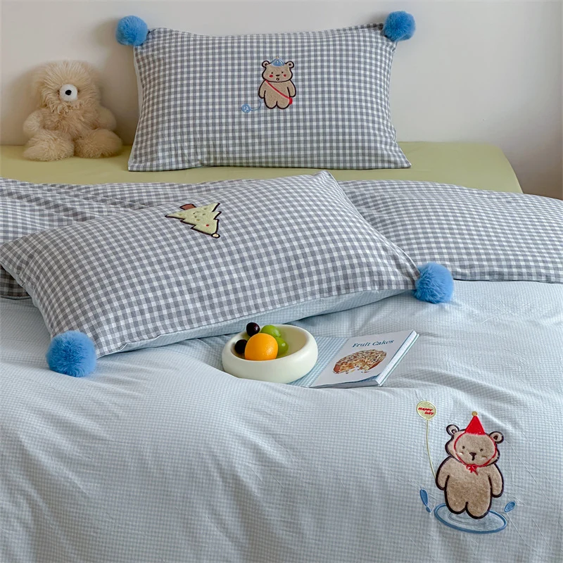 Kinder-Bettwäschegarnitur aus Baumwollsatin mit 3D-Teddy-Applikationen und Bommel-Ecken