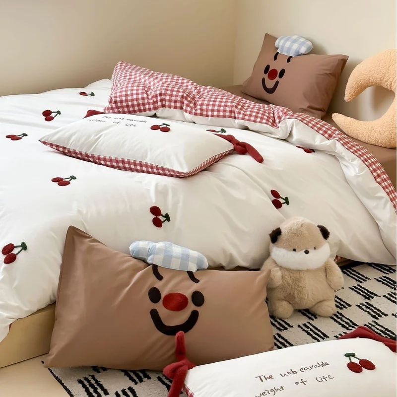 Kinder-Bettwäschegarnitur mit gestickten Sprenkelapplikationen, Kuschelkopfkissen und Wendefunktion