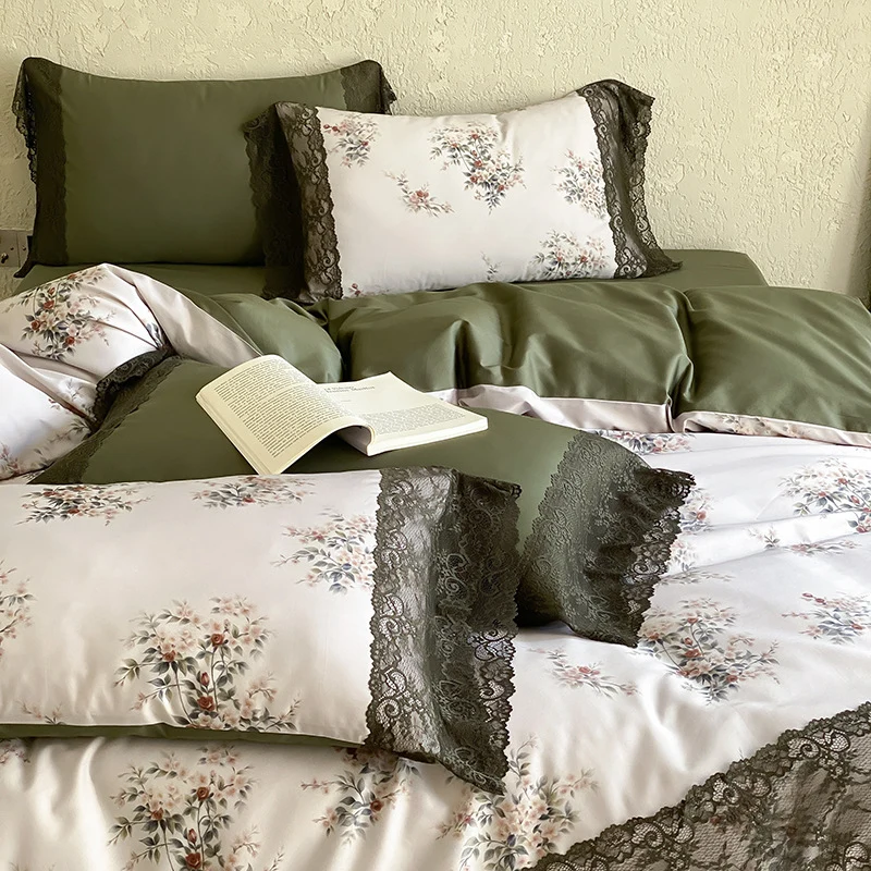 Satin-Bettwäschegarnitur mit floralem Print und zarter Spitzenbordüre