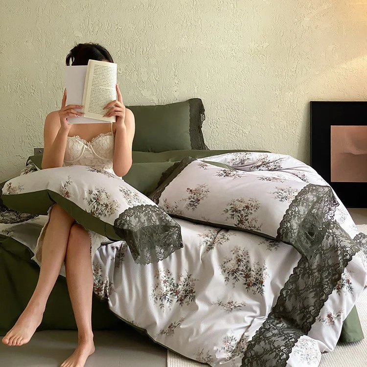 Satin-Bettwäschegarnitur mit floralem Print und zarter Spitzenbordüre