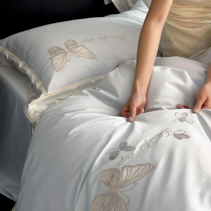 Satin-Bettwäsche-Garnitur mit besticktem Schmetterlingsmotiv und seidenmattem Finish