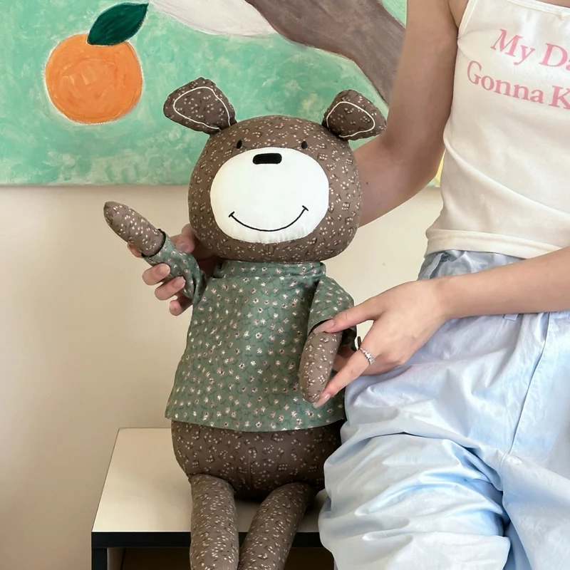 Großer Kuschel-Teddybär aus Baumwollstoff mit floralem Hemd handgenäht
