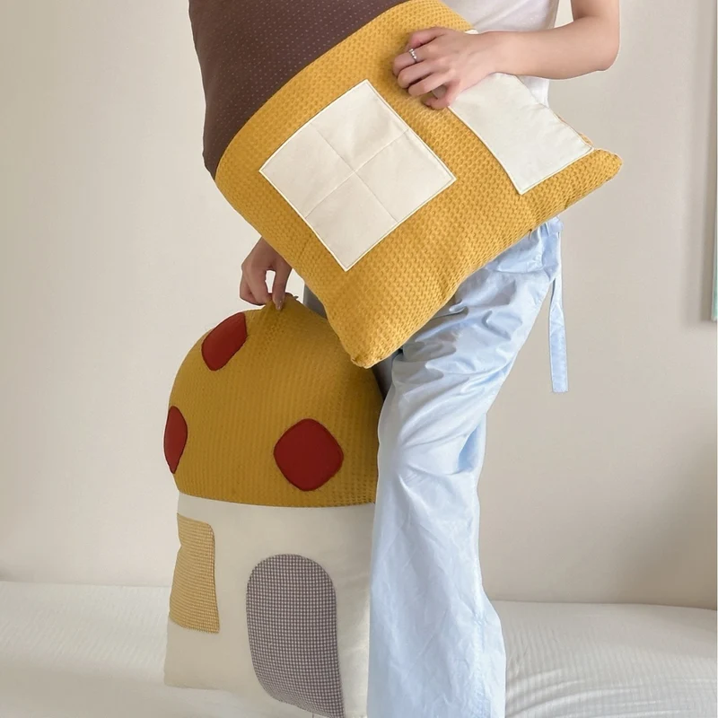 Großer Kuschel-Teddybär aus Baumwollstoff mit floralem Hemd handgenäht