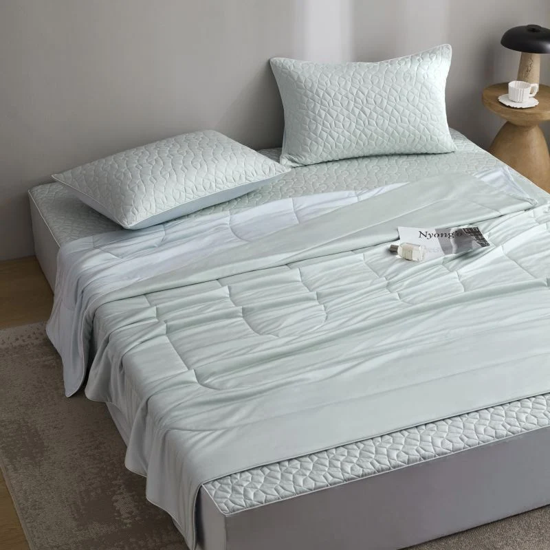 Gesteppte Bettwaren-Garnitur mit Wendbarer Satin-Decke und Matratzenschoner