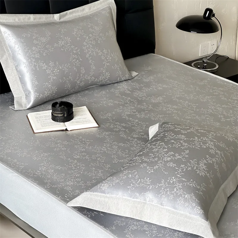 Fein gewebtes Satin-Spannbetttuch mit floralem Jacquardrelief und verstärktem Rundumgummi