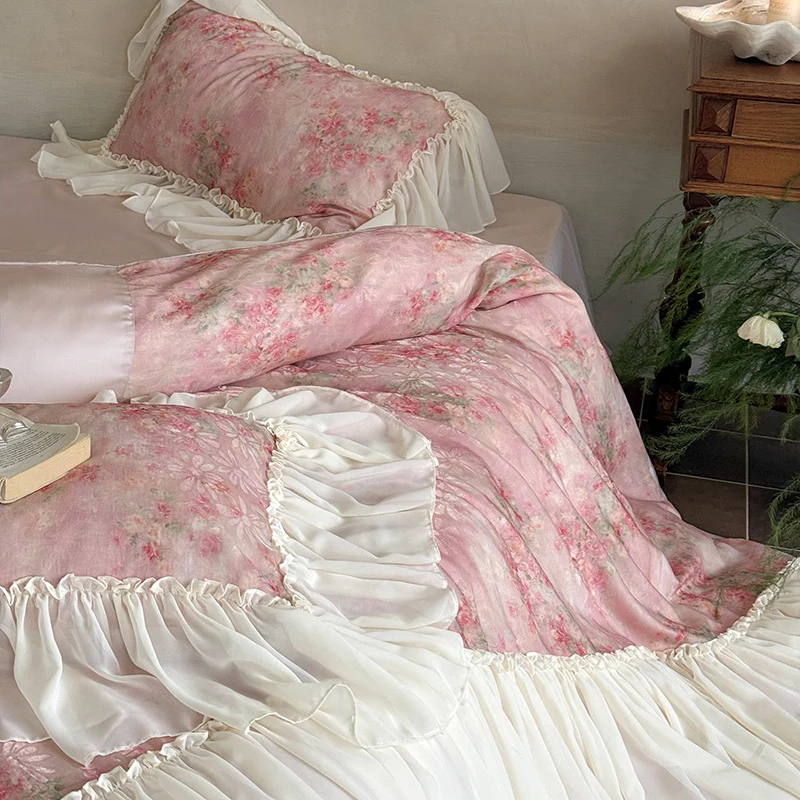 Romantische Satin-Bettwäschegarnitur mit floralem Aquarellprint und üppigem Chiffon-Volant