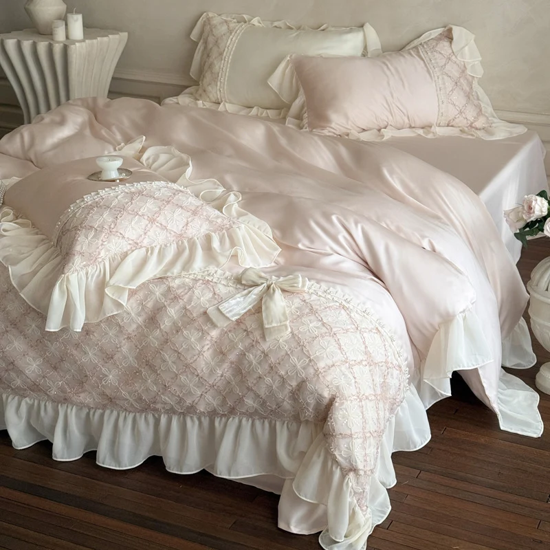 Romantische Satin-Bettgarnitur mit Volant, bestickter Spitzeneinlage und Schleifenapplikation