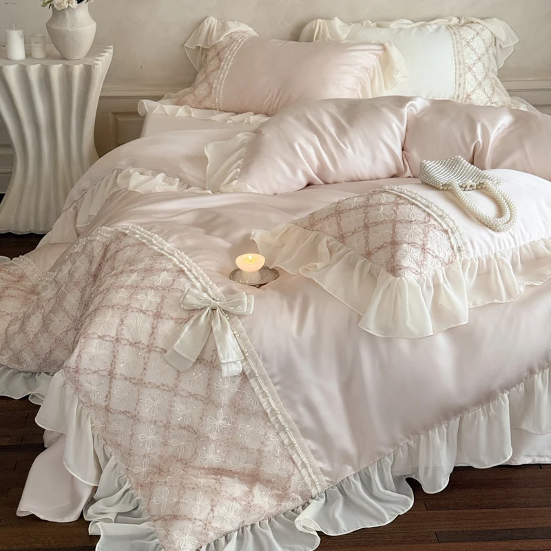 Romantische Satin-Bettgarnitur mit Volant, bestickter Spitzeneinlage und Schleifenapplikation