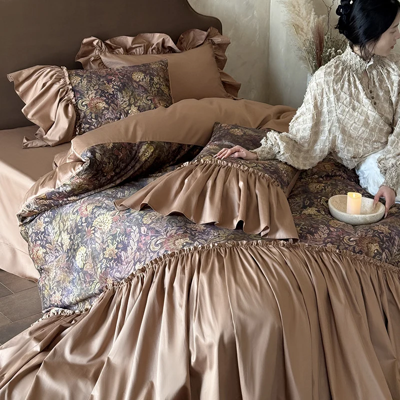 Opulente Jacquard-Bettwäschegarnitur mit großem Volant und dekorativer Rüscheneinfassung