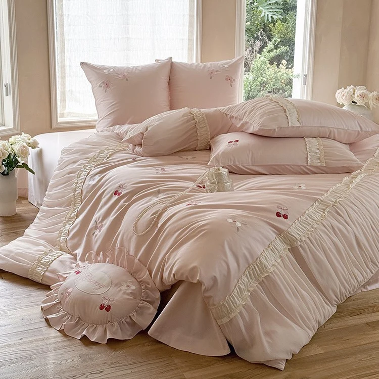 Luxuriöses Satin-Bettwäsche-Set mit gerafftem Volant, Kirschstickerei und Zierkissen