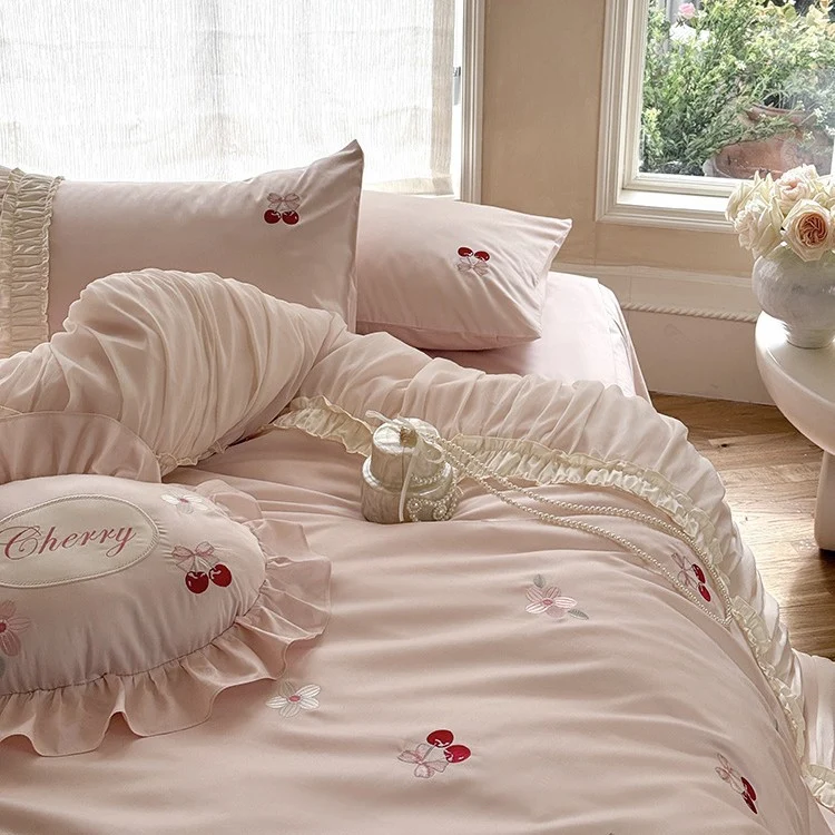 Luxuriöses Satin-Bettwäsche-Set mit gerafftem Volant, Kirschstickerei und Zierkissen