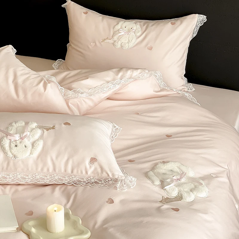 Luxuriöses Satin-Bettwäscheset mit Plüsch-Hasenapplikation und Spitzenrand