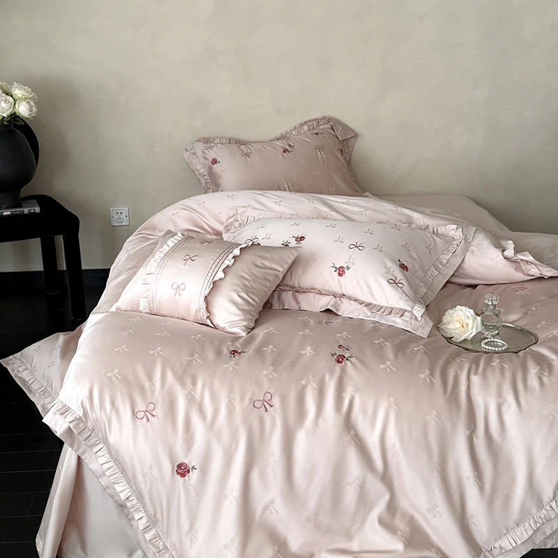 Luxuriöse Satin-Bettwäsche Garnitur mit Zarter Blumenstickerei und Volant
