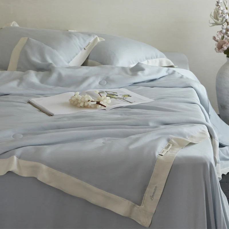 Elegante Satin-Bettwäschegarnitur mit seidigem Griff, kontrastierter Bordüre und verdecktem Verschluss