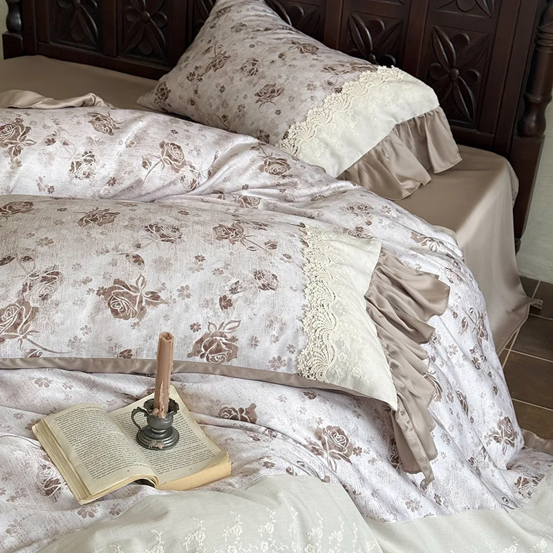 Elegante Bettgarnitur im Vintage‑Romantikstil mit Spitzenapplikation, Volant und Satinbesatz