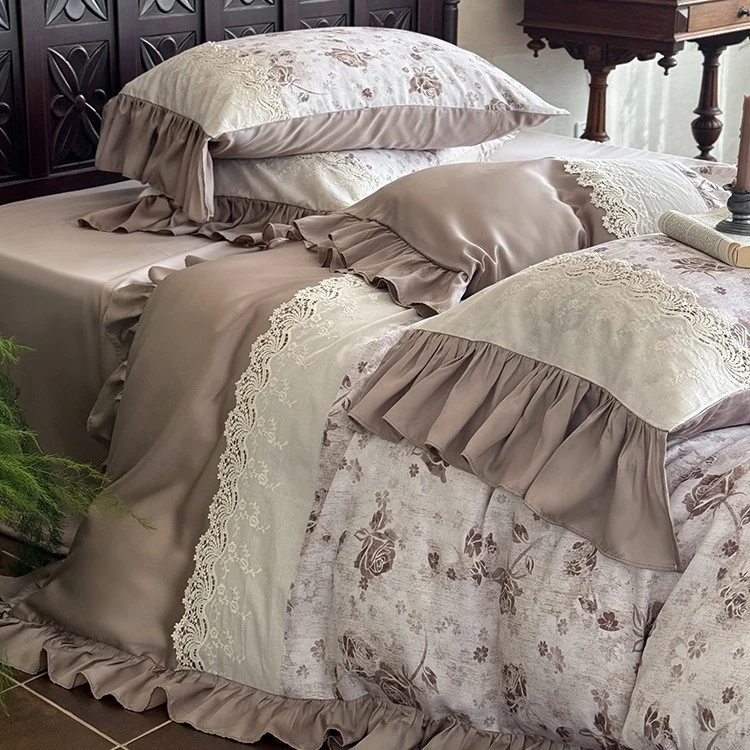 Elegante Bettgarnitur im Vintage‑Romantikstil mit Spitzenapplikation, Volant und Satinbesatz