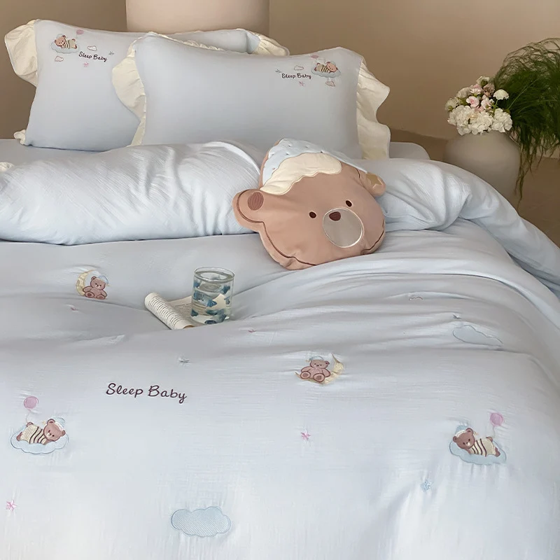 Bettwäschegarnitur im Baby-Motiv aus weichem Baumwollmix mit Rüschensaum