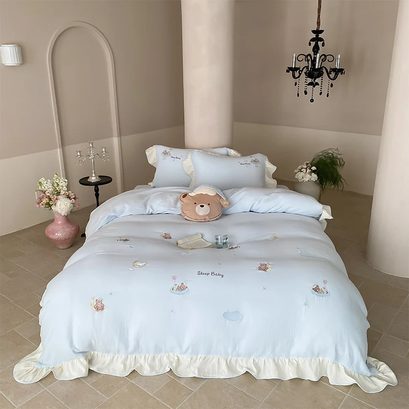 Bettwäschegarnitur im Baby-Motiv aus weichem Baumwollmix mit Rüschensaum