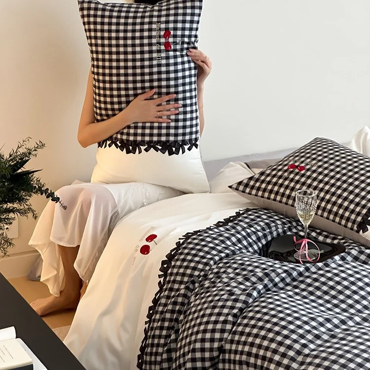 Vichy-Karo Bettgarnitur aus feinem Baumwollsatin mit dekorativem Zierbesatz