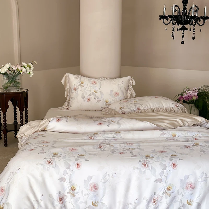 Luxuriöse Satin-Bettwäschegarnitur mit gerüschten Kissen und zartem Aquarell-Rosenprint