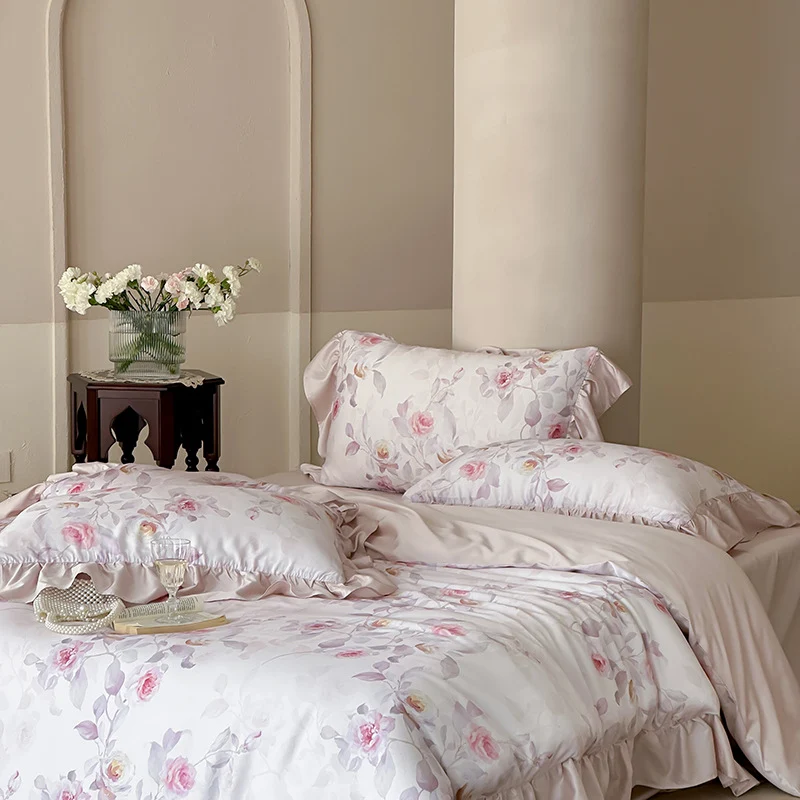 Luxuriöse Satin-Bettwäschegarnitur mit gerüschten Kissen und zartem Aquarell-Rosenprint