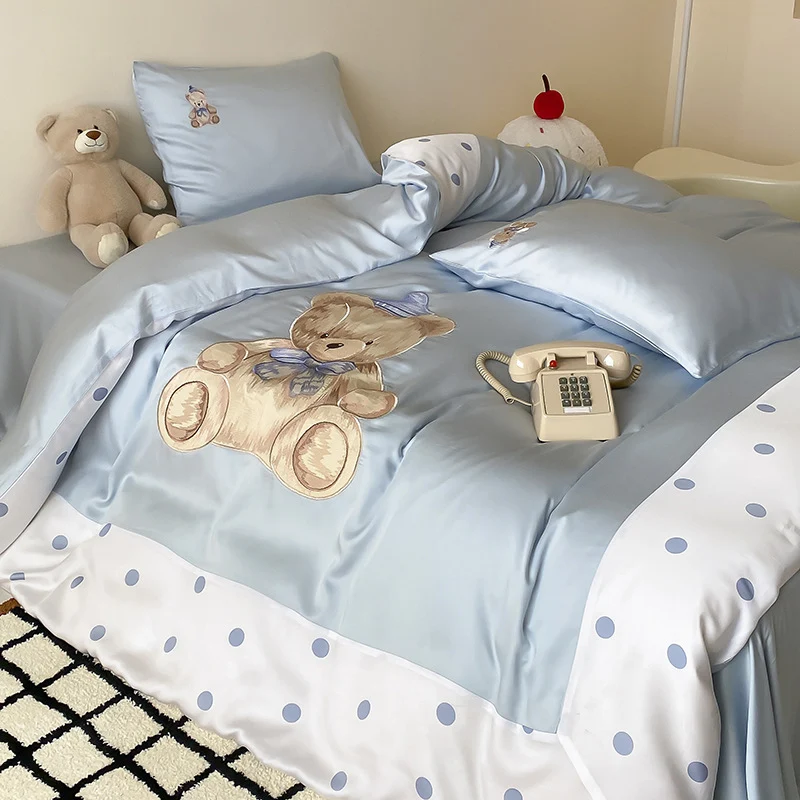 Wendbares Satin-Bettwäscheset für Kinder mit großem Aquarell-Teddy, Punktebordüre und seidig-mattem Finish