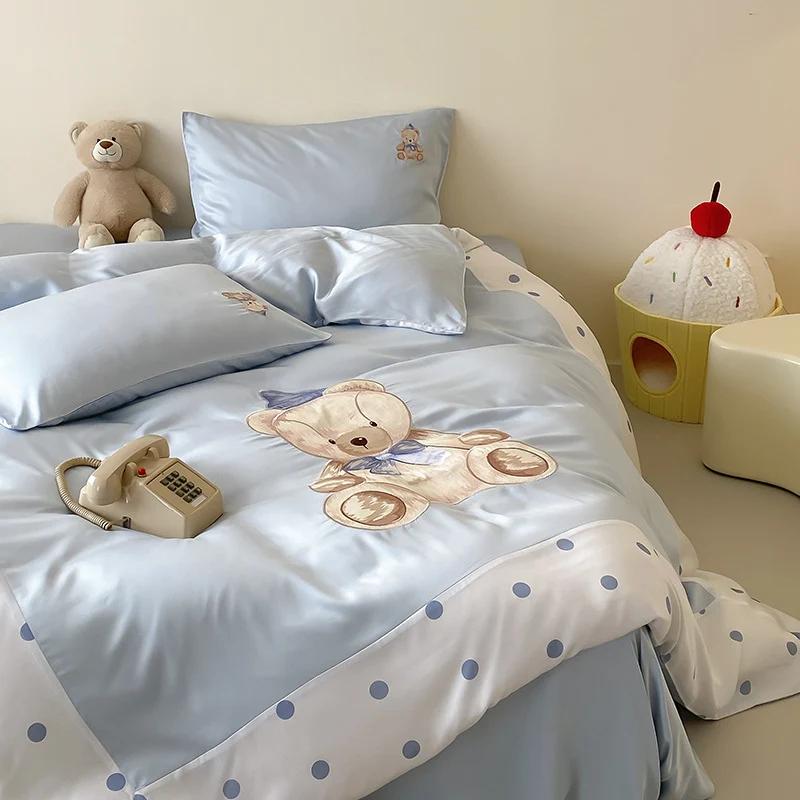 Wendbares Satin-Bettwäscheset für Kinder mit großem Aquarell-Teddy, Punktebordüre und seidig-mattem Finish