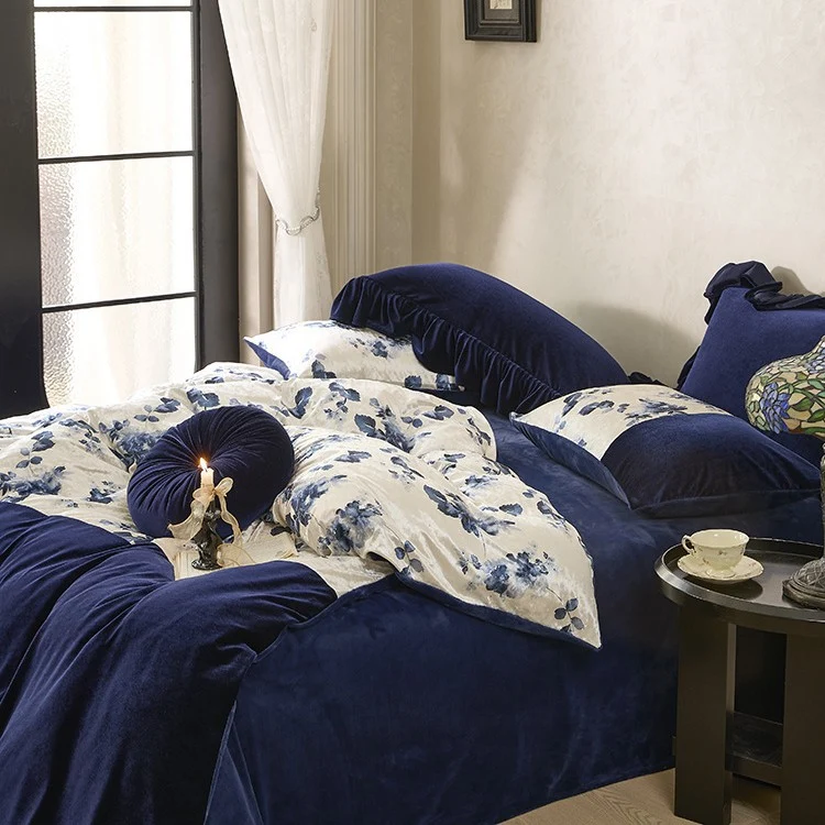 Premium-Samt-Bettwäscheset mit floralem Satin-Kontrast und dekorativer Kräuselbordüre
