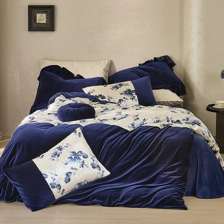 Premium-Samt-Bettwäscheset mit floralem Satin-Kontrast und dekorativer Kräuselbordüre