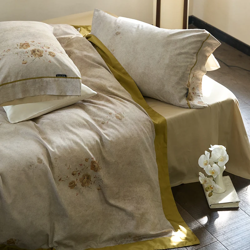 Wendbare Baumwoll-Perkal Bettwäschegarnitur mit verwischtem Vintage-Blumenprint und kontrastiertem Saum