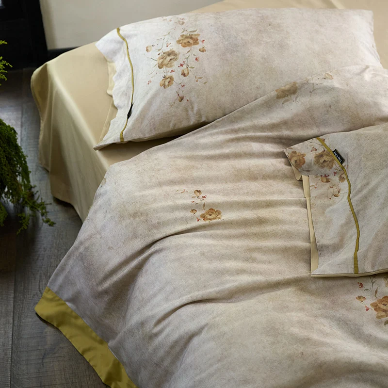 Wendbare Baumwoll-Perkal Bettwäschegarnitur mit verwischtem Vintage-Blumenprint und kontrastiertem Saum