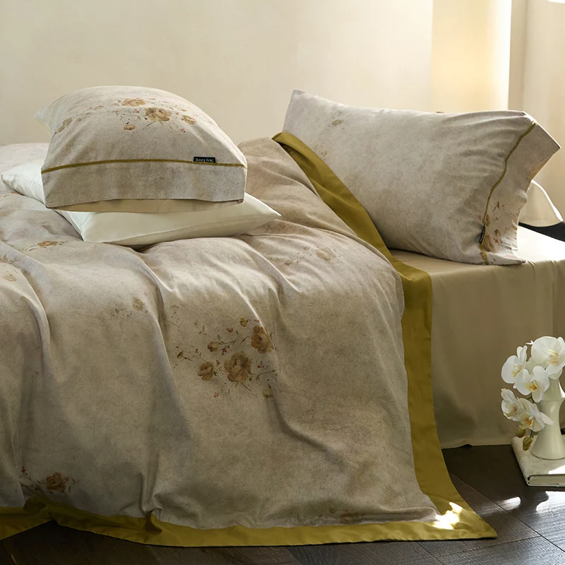 Wendbare Baumwoll-Perkal Bettwäschegarnitur mit verwischtem Vintage-Blumenprint und kontrastiertem Saum