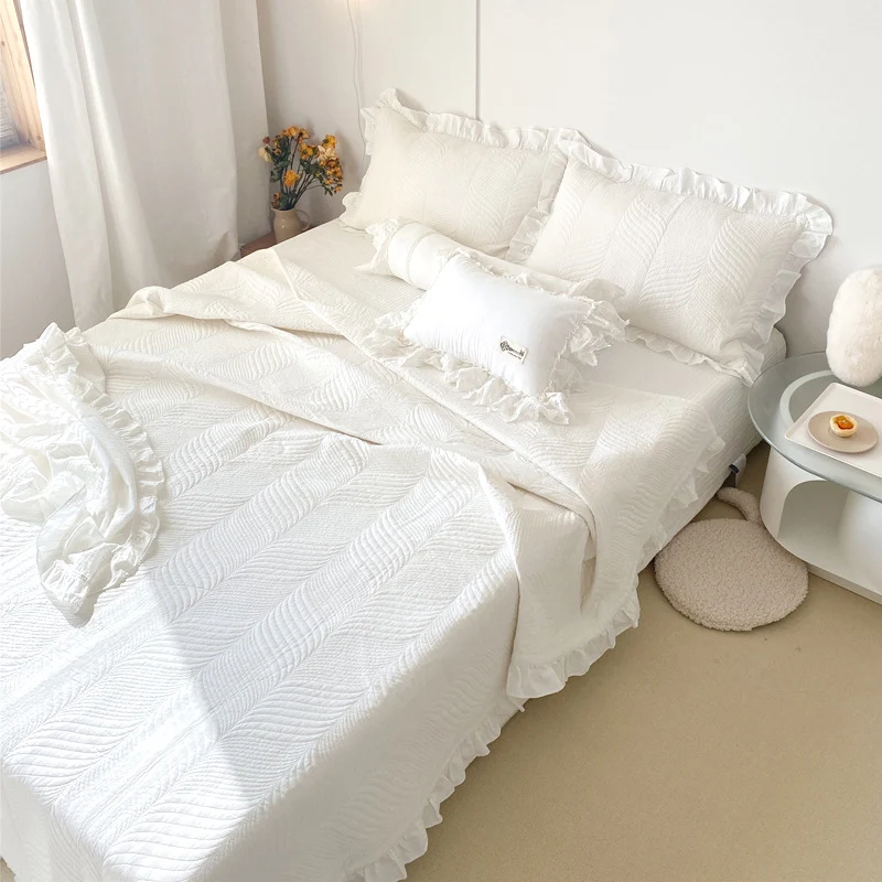 Steppbett-Überwurf-Set mit Volant und reliefierter Blattsteppung