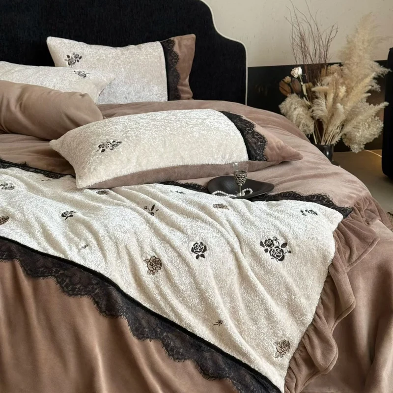 Wendbares Microfleece- und Samt-Bettwäsche-Set mit Rosenstickerei und Spitzenapplikation