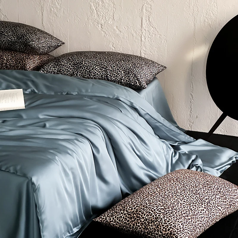 Seidenglänzende Satin-Bettwäschegarnitur mit glattem Fall und Animal-Print-Kissen
