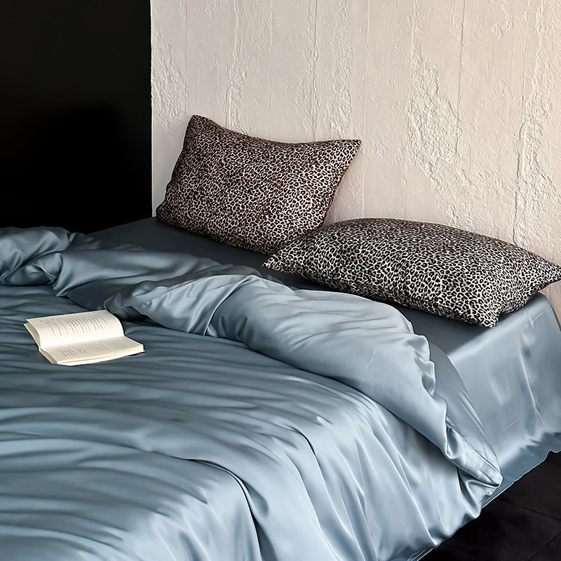 Seidenglänzende Satin-Bettwäschegarnitur mit glattem Fall und Animal-Print-Kissen