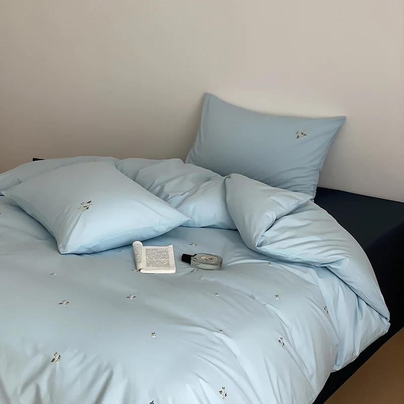 Baumwollsatin-Bettwäschegarnitur mit zarter Stickblüten-Verzierung und hoteltypischem Verschluss